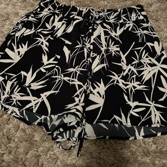 Express Women's Black and White palm tree summer Shorts - Picture 1 of 3